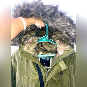 NWT Hollister HEAVYWEIGHT Parka with Fur Lined Hood